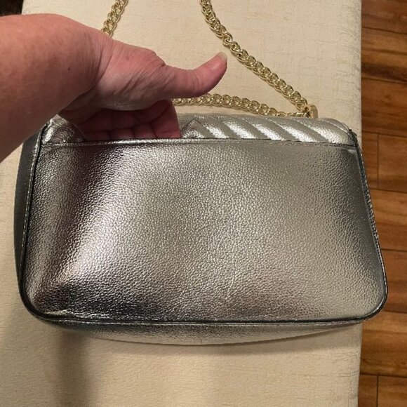 🤑PART OF ANY 3 FOR $10🤑  PRISTINE CONDITION VS Silver Metallic bag, - Picture 4 of 12